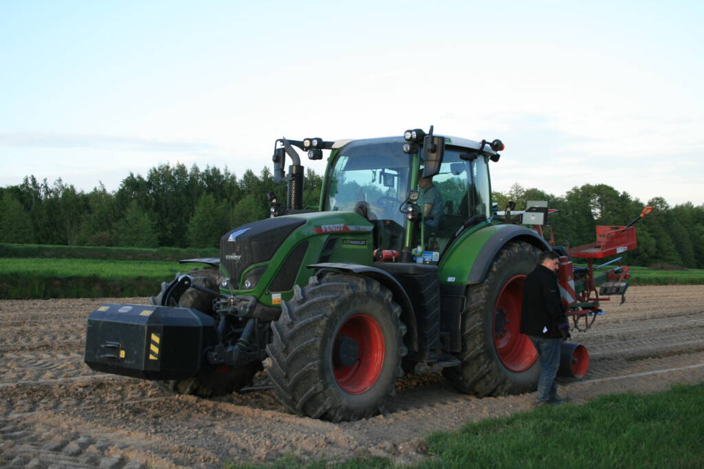 Winnica Kościeleckich - sadzenie maszynowe